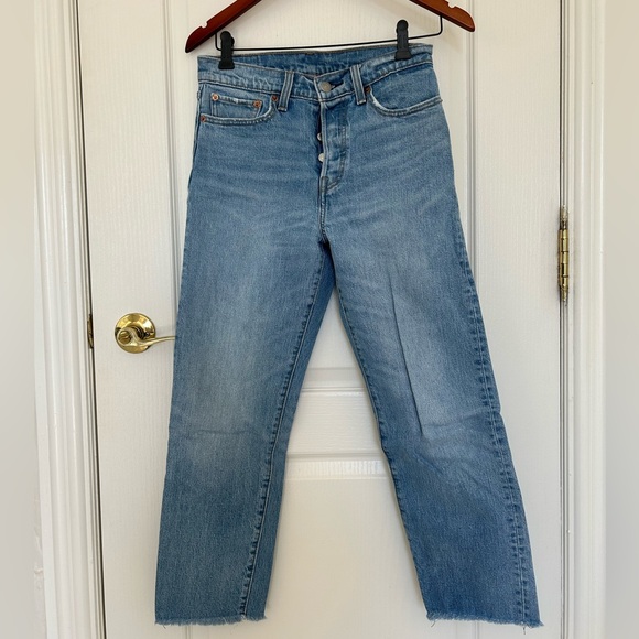 Levi’s Straight Leg Raw Hem Light/Mid-Wash Jeans - Picture 1 of 4